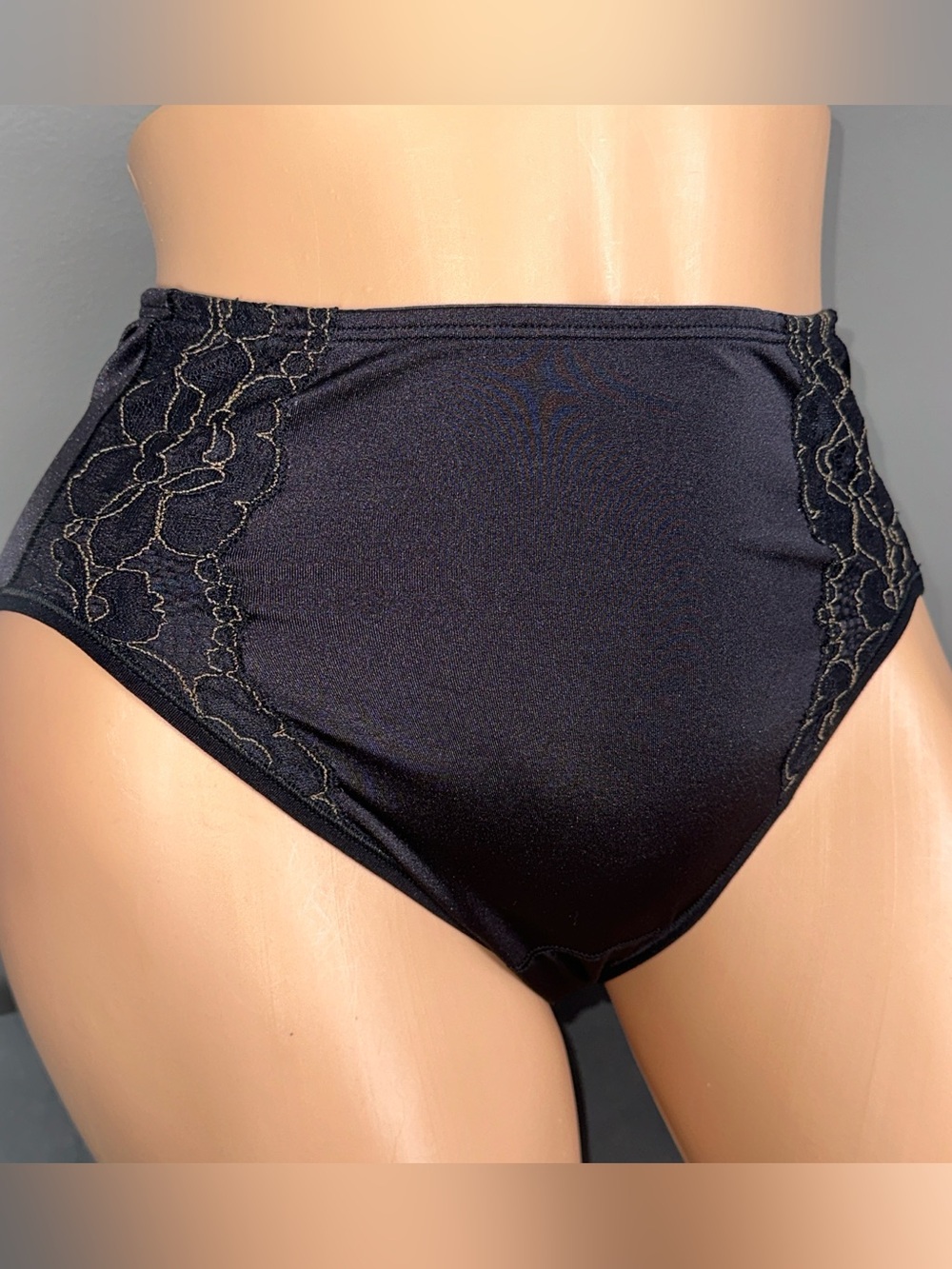 Vintage Vanity Fair Body Caress Sheen Panties 6 Medium Black Nylon Lace Brief